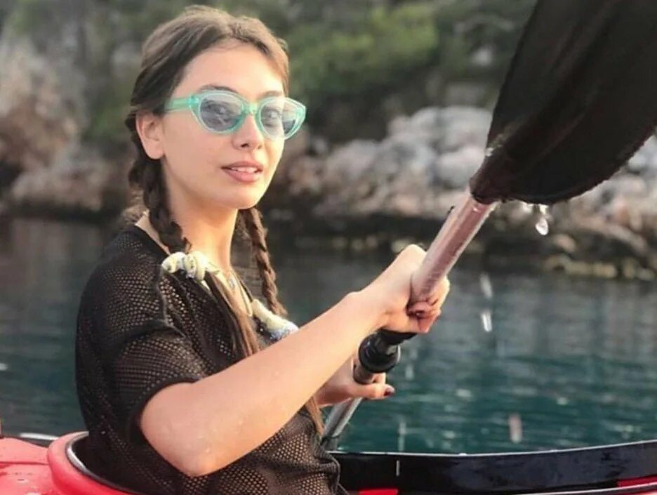 Неслихан атагюль беременна. Неслихан атагюль ненакрашенная. best actresses glasses.