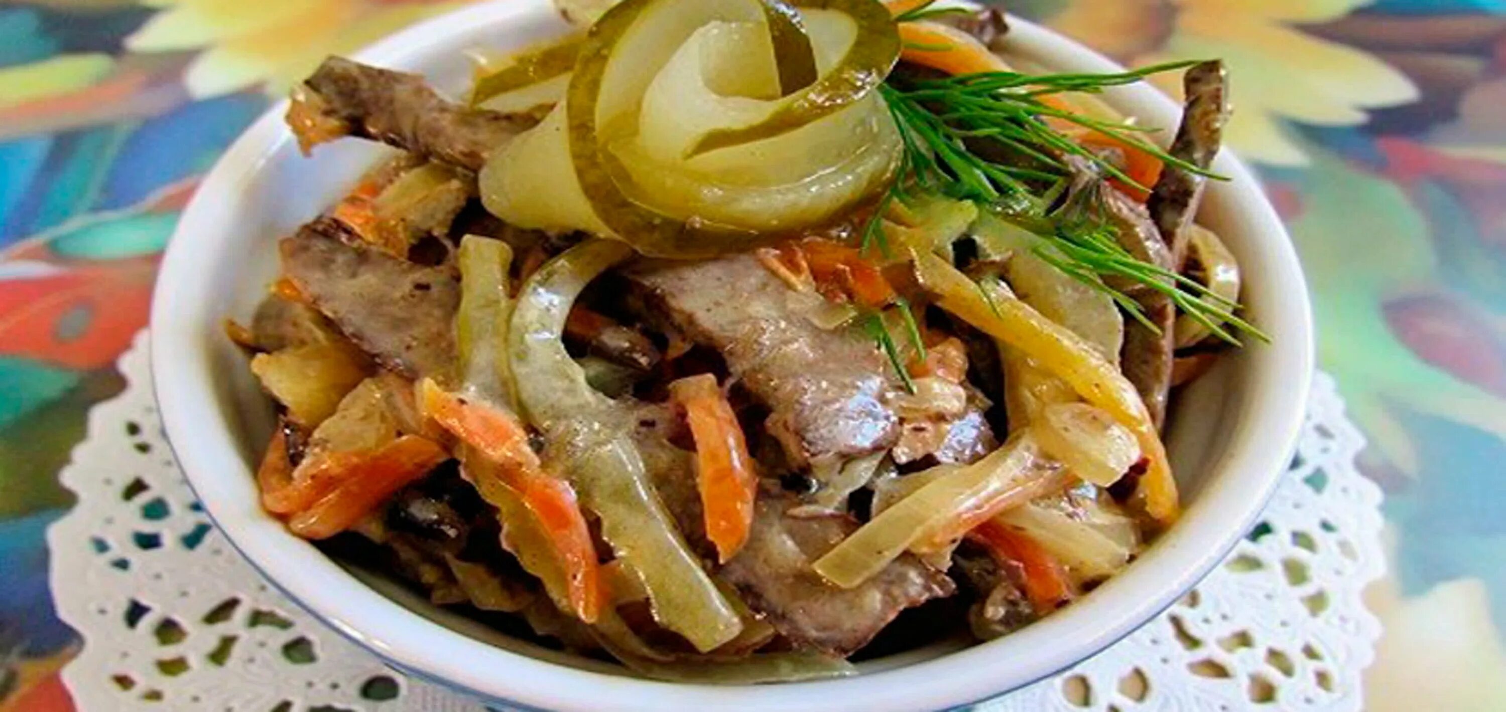 Салат с печенью солеными огурцами и морковью. Салат с печенью и солеными огурцами. салат с печенью говяжьей и солеными огурцами. салат из печени с солеными огурцами. салат с печенью и морковью и солеными огурцами.