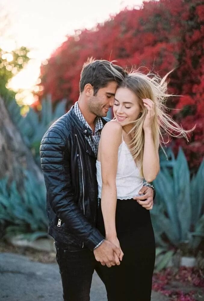 Люди вместе. The best couple. Объятия влюбленных. Молодая пара в спальне. Парная фотосессия.