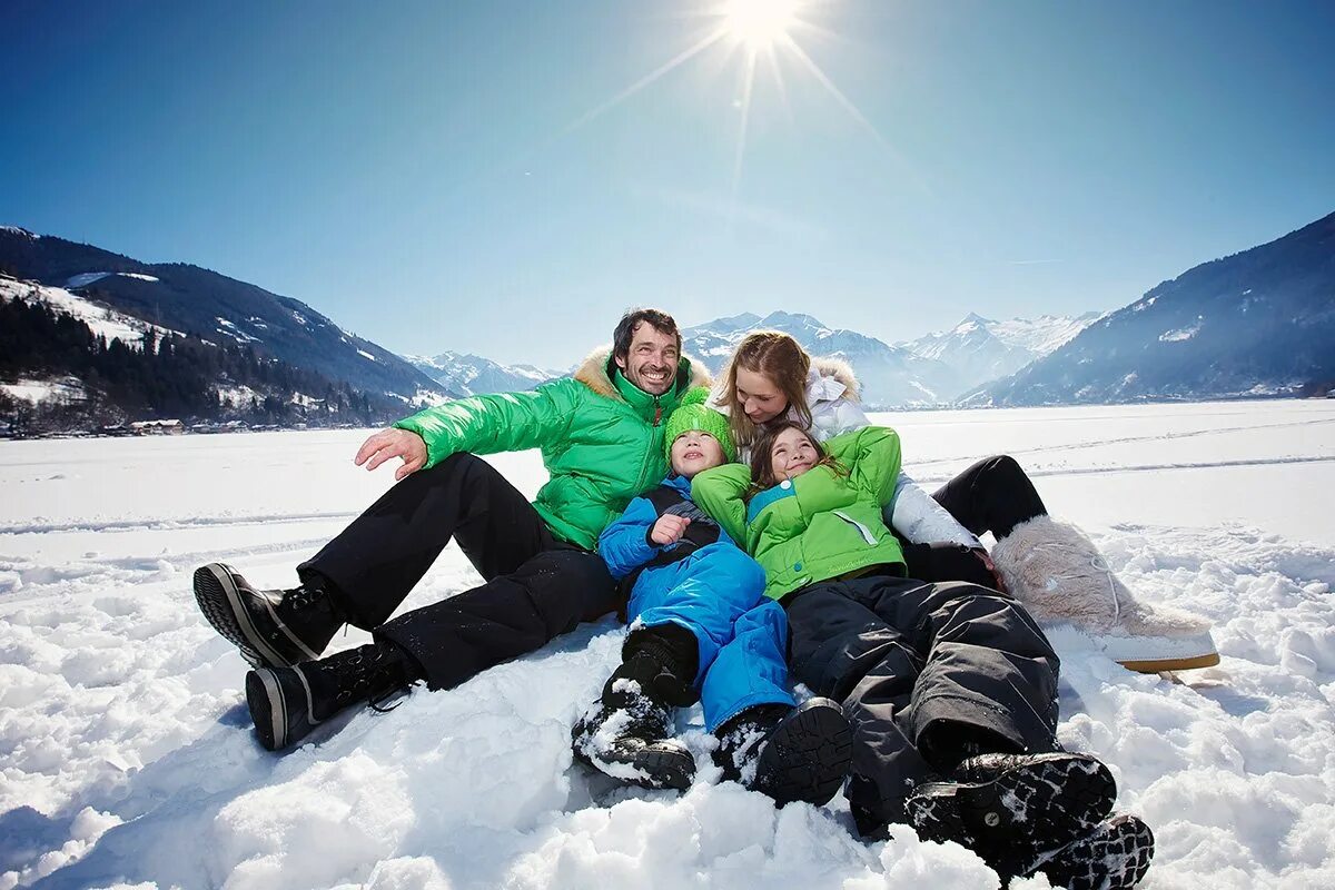 Домбай ватрушки. Семья в горах на лыжах. Катание на лыжах на байкале. Какие виды активного отдыха вы предпочитаете зимнего. Горнолыжный туризм.