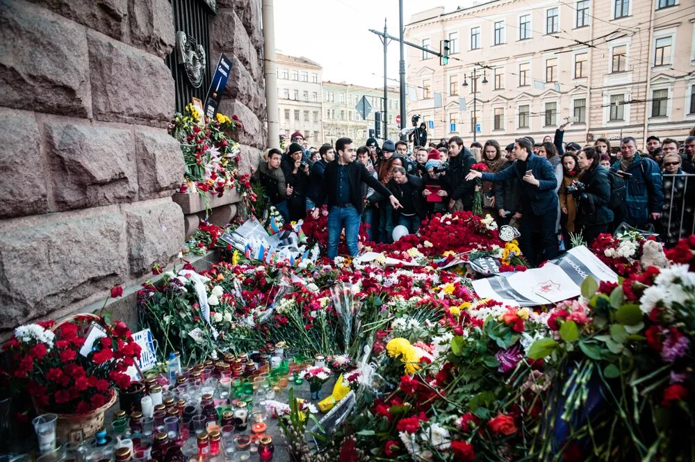 18 апреля 2017. Взрыв в метро Технологический институт. Памятник жертвам теракта на Сенной. Технологический институт 3.04. Теракт в СПБ жертвы теракта.