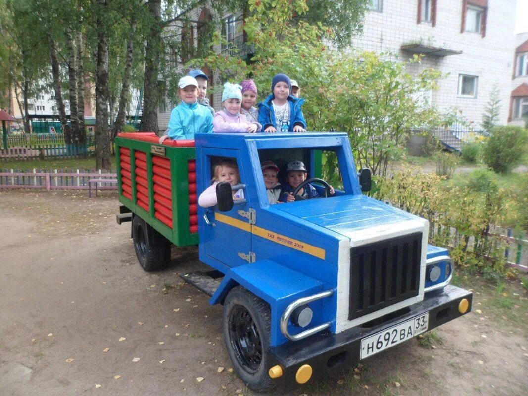 Постройте грузовик. Автомобиль из дерева для детсада. Машина в детский сад на площадку. Машинка в детский сад на площадку. Машина на участок в детский сад.