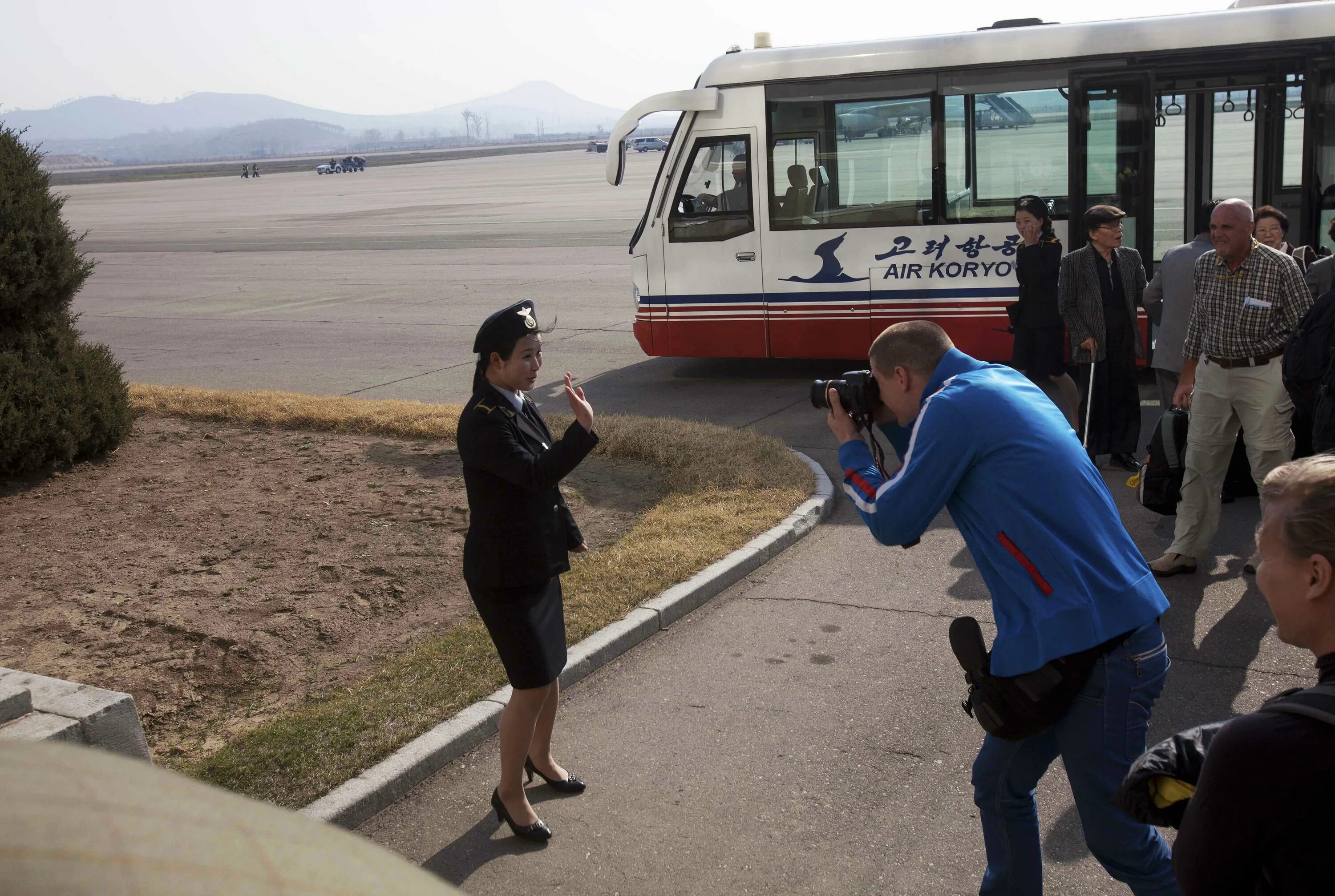Корея реальная жизнь. Реальная Северная Корея. Северная Корея экскурсовод. Реальная жизнь в Северной Корее. Туристы в КНДР.