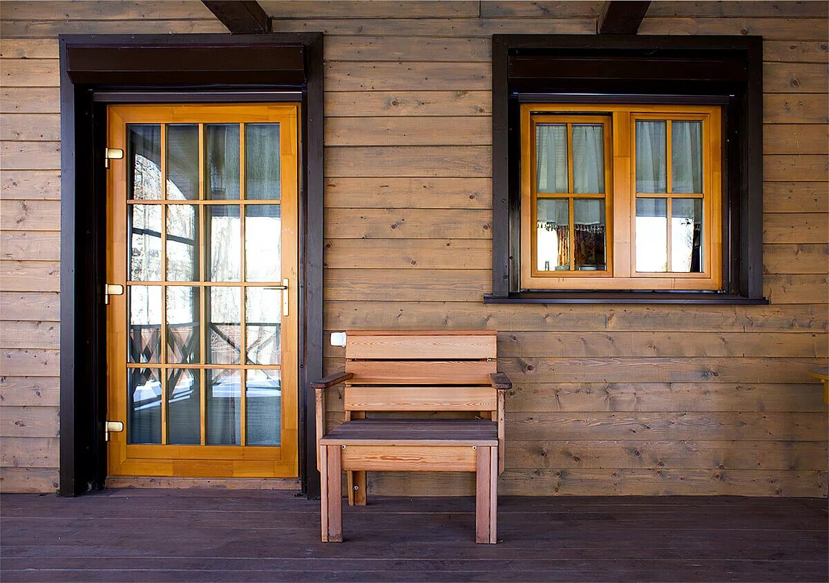 Купить окна в деревянный дом. Деревянные окна. Окна и двери из дерева. Окна в деревянном доме. Красивые деревянные окна.