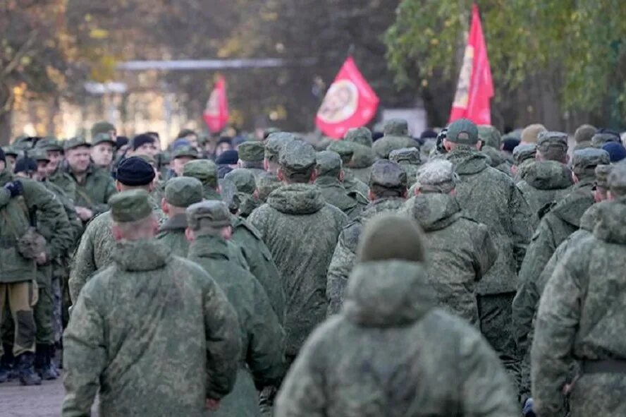 Военные России. Поддержка военнослужащих. Военные идут. Военный идет Россия.