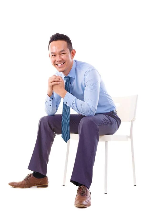 Сидит на стуле. Сидит на стуле. Человек закнул ноги на стод. Киану ривз в жизни. Киану ривз жизнь на улице.