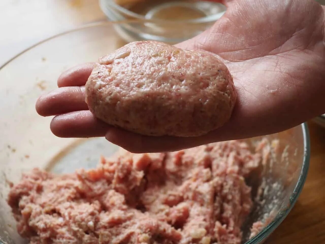 Можно ли в фарш для котлет. Фарш для котлет. фарш готовый для котлет. вкусный фарш для котлет. замешанный фарш для котлет.