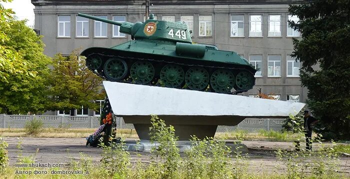 Танк стоит на постаменте стих. Танк т-34 брянск памятник. На высоком пьедестале танк застыл. Гродно танк памятник. На высоком пьедестале танк застыл.
