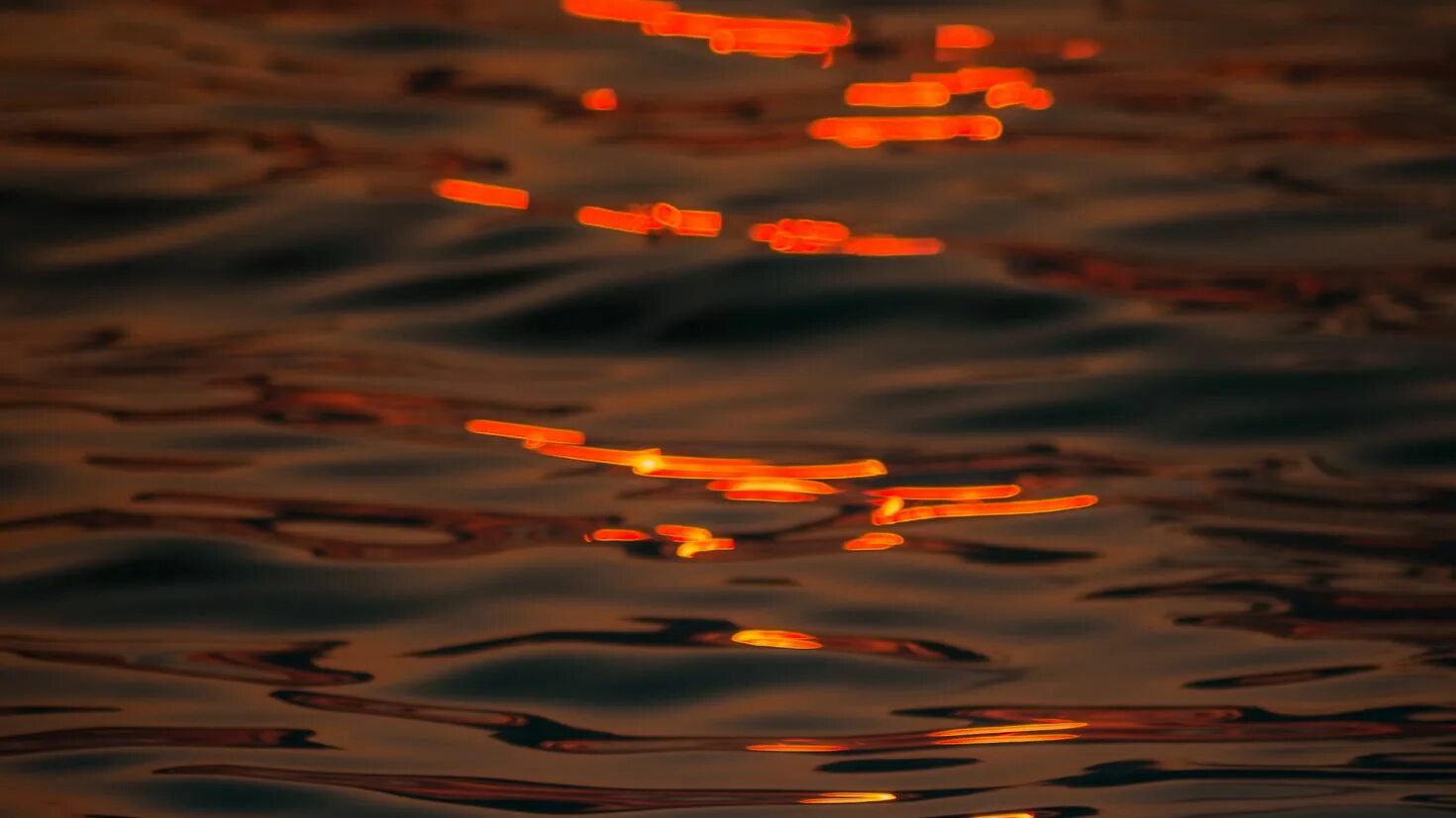 Блики на воде. Блики воды на черном фоне. Блики на воде. Гладь воды. Сверкающее море.