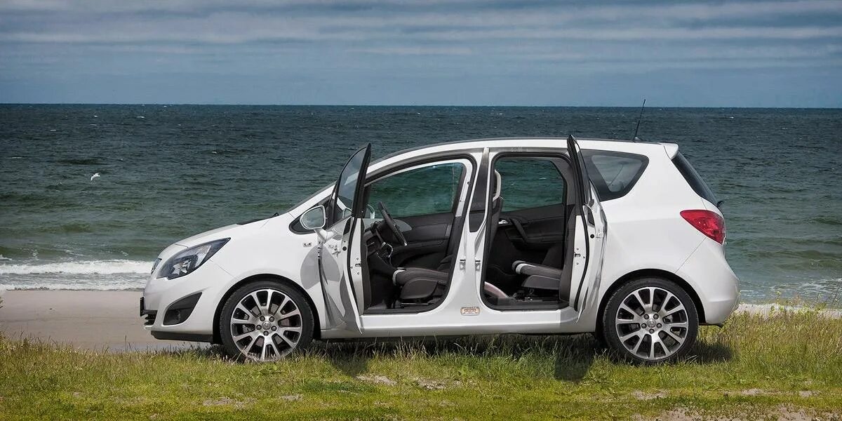 Разборка двери опель вектра с 2004. Opel meriva задние двери. Opel meriva открытые двери. Опель мерива с открытыми дверями. Без рамочные двери октавия а7.