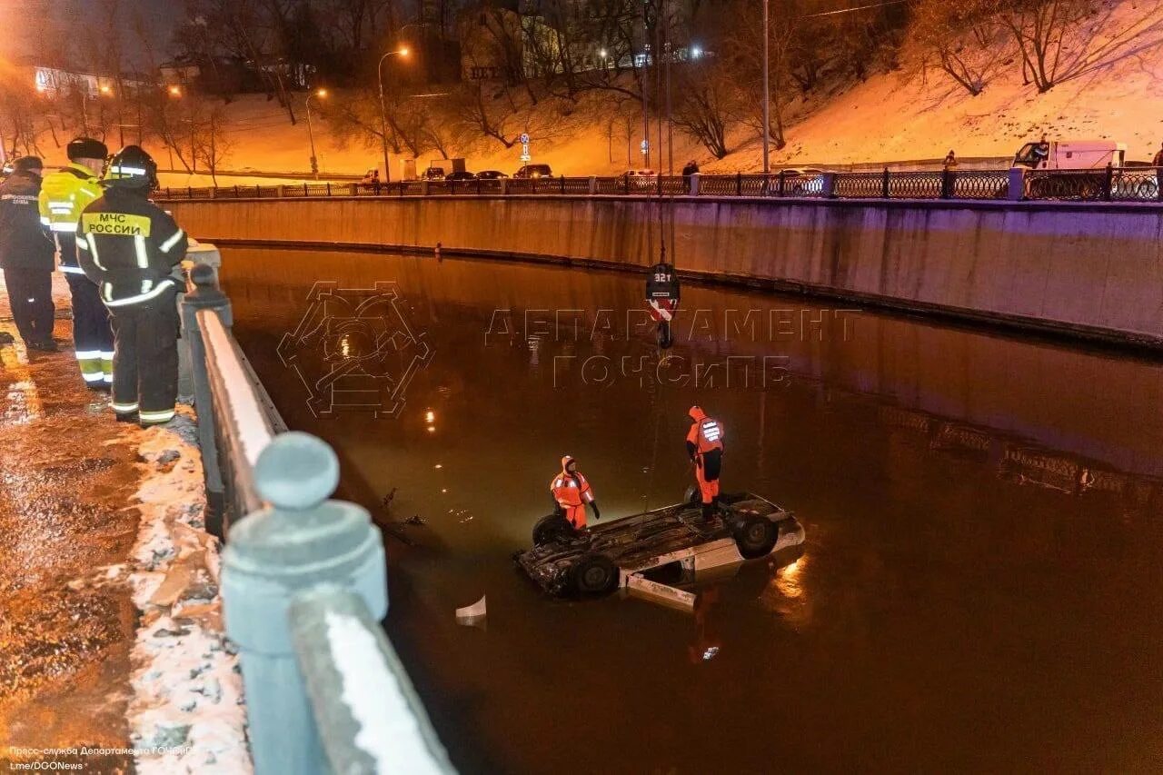 5 декабря 2006. Машина упала в реку. Машина в Яузе. Реки Москвы.