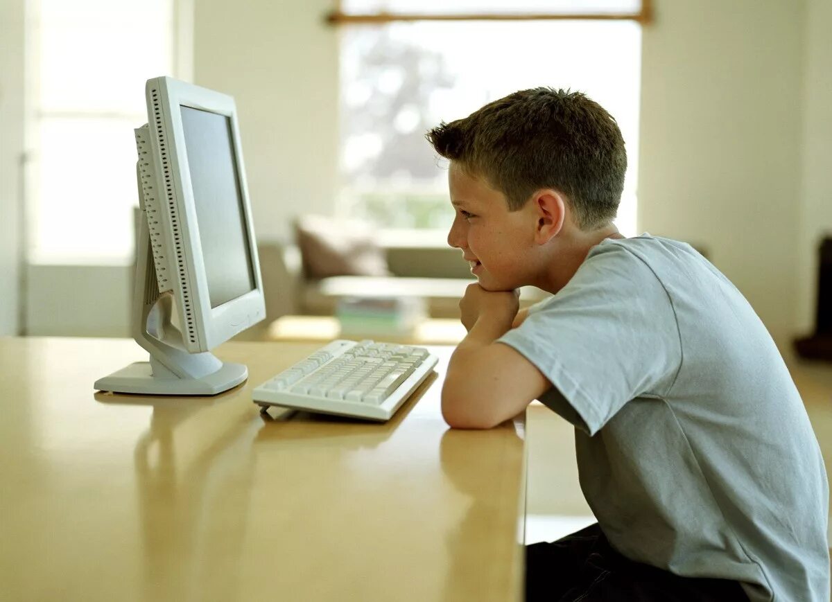 Ребенок за компьютером. Компьютер для детей. Подросток за компьютером. Подросток и компьютер.
