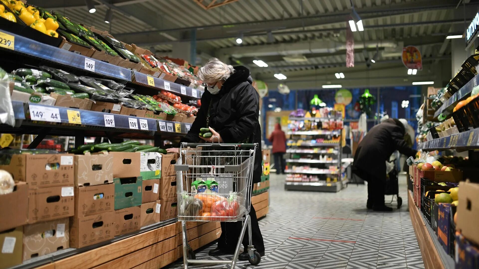 Магазин 25 овощи. Подорожали овощи в магазине. Торговля Пятерочка. Продуктовые ряды. Перекресток покупатели.