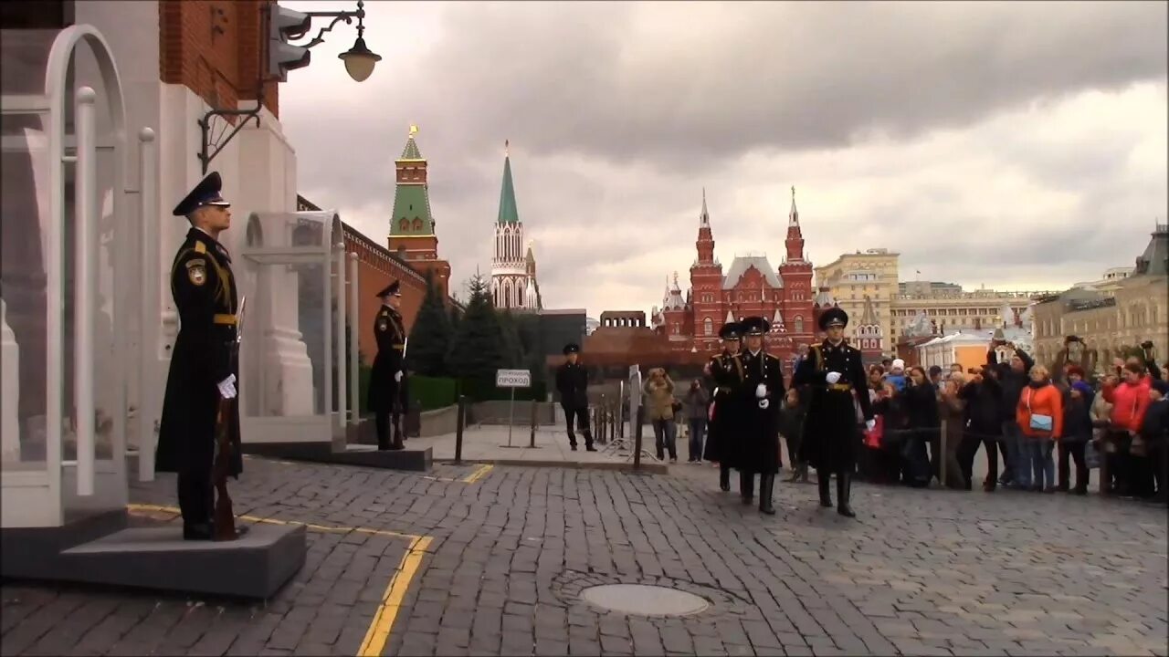 Москва красная площадь Александровский сад. Kremlin Guard. Спасская башня 2022 площадь. Караул у Спасской башни.