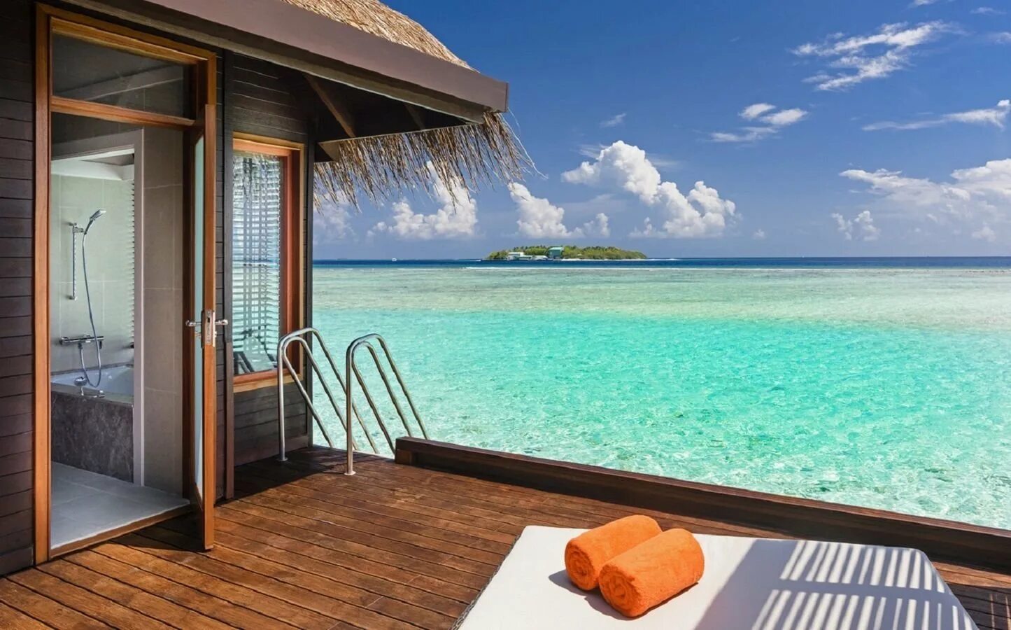 Бунгало на Мальдивах. Sheraton Maldives Full Moon Resort & Spa 5*. Бунгало в море на Мальдивах. Терраса Бали бунгало.