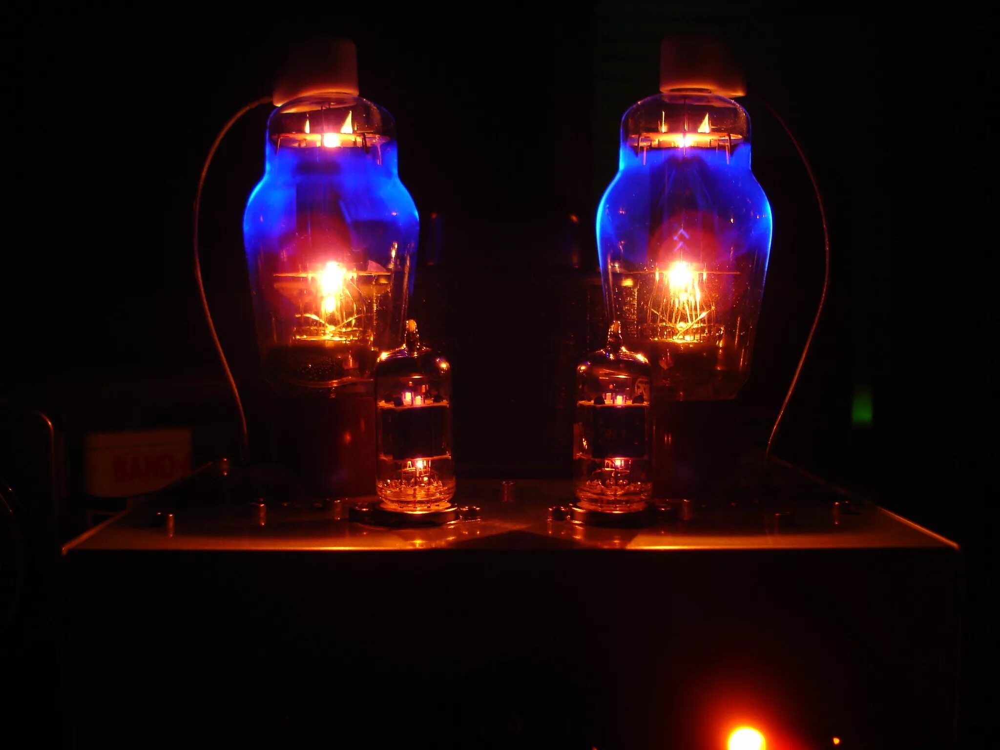 Ламповый усилитель Lotus-70l84. Ламповый усилитель макинтош в темноте. Ламповый свет. Свечение радиоламп. Подсвеченные лампочками