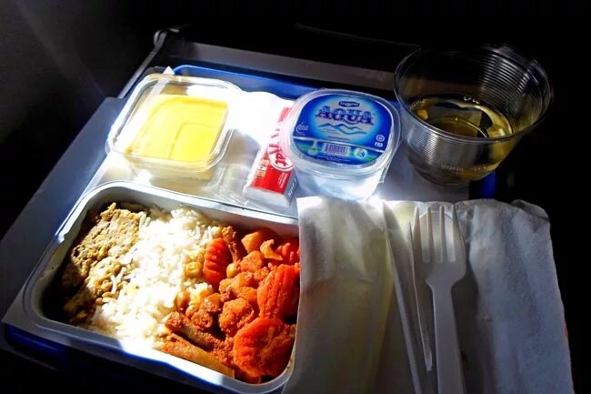 Ребенка укачивает в самолёте. Лежачие места в самолете. Кошерное спецпитание аэрофлот. Можно в аэропорту есть свою еду?. Питание в поезде.