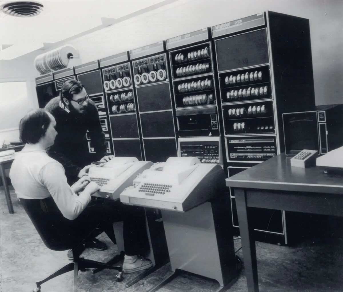Где создают компьютеры. Мейнфреймы 1970. Bell Labs Unix. Первый компьютер. Самый первый компьютер.