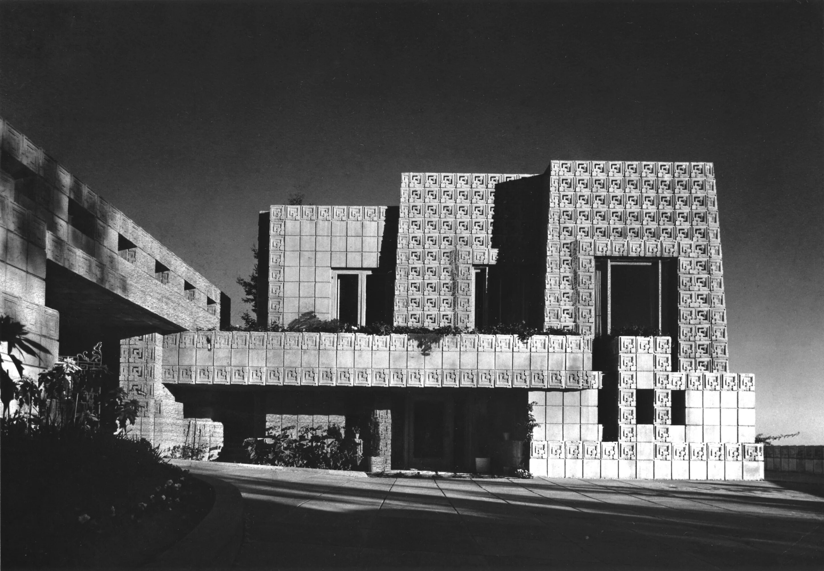 Особняк в лос-анджелесе (дом энниса), 1924. Дом эннисов фрэнка ллойда. Текстильные блоки райта. Дом миллард в пасадене. Л.