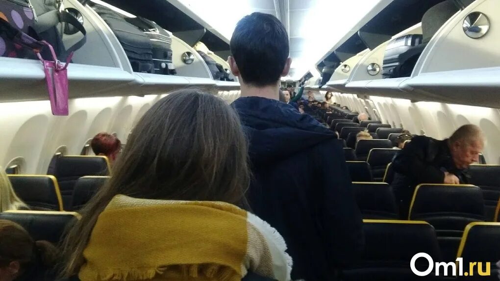 Пассажиры выходят из самолета. Самолет. эвакуация самолета. аэропорт пассажиры самолёт. эвакуация из самолета.