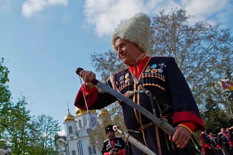 Казаки сем. Благушинский атаман. казак с шашкой. казаки с шашками. кубанские казаки с шашками.