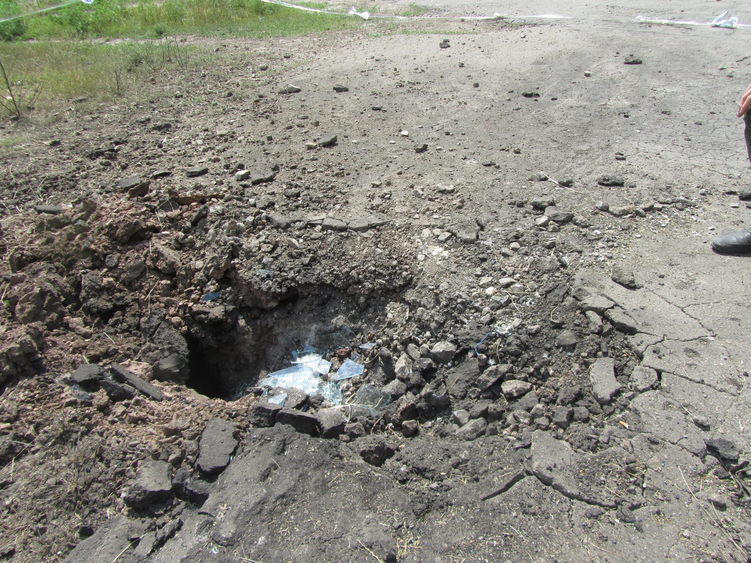 воронка от фаб 500. воронка от авиабомбы сирия. воронка от взрыва донецк 2014. воронка от ракеты. воронки от взрывов на украине.