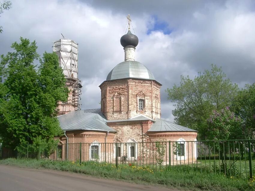 Троицкое московская область фото. Троицкое Церковь село Троицкое Чеховский район. Церковь Троицы Живоначальной село Троицкое. Троицкая Церковь в село Троицкое Чеховский район. Троицкая Церковь Новощапово.