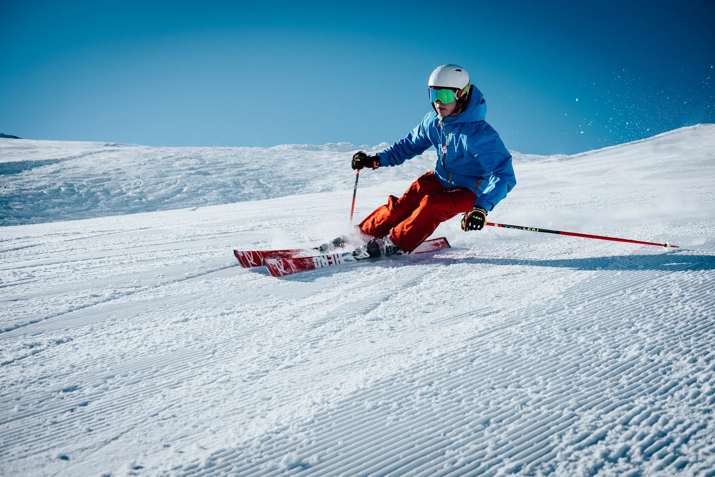 Горнолыжный спорт. Горный лыжник. Горы лыжи. Зимний спорт. Фото skiing