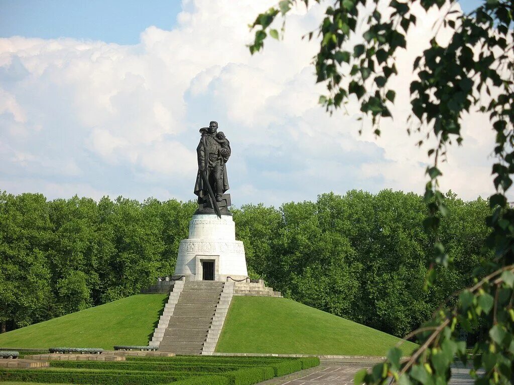 Памятник советским воинам в трептов парке. Воин-освободитель трептов-парк берлин. памятник воину-освободителю в берлине в трептов-парке. вучетич. «воин-освободитель». трептов-парк, берлин. трептов парк памятник воину освободителю.