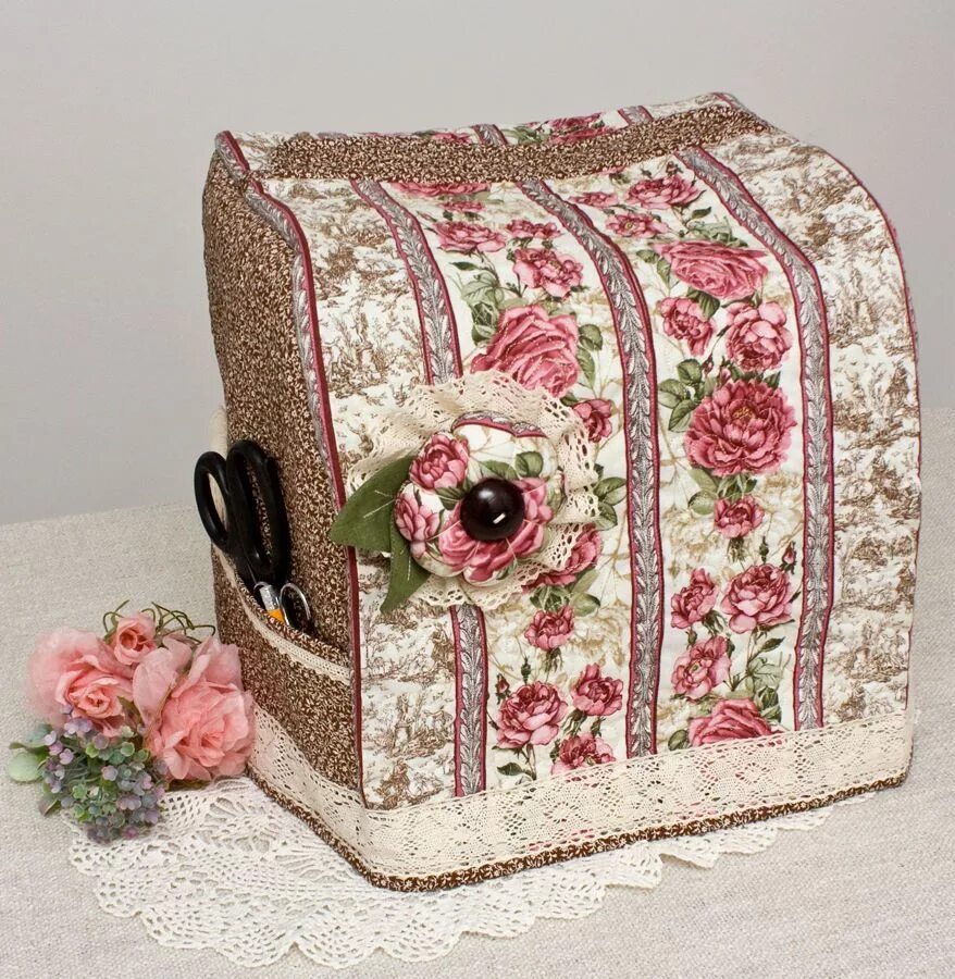 Чехол для швейной машины пэчворк. Чехол на швейную машинку пэчворк. Чехол на швейную машину в стиле пэчворк. Чехол для швейной машинки. Лоскутный чехол на швейную машинку.