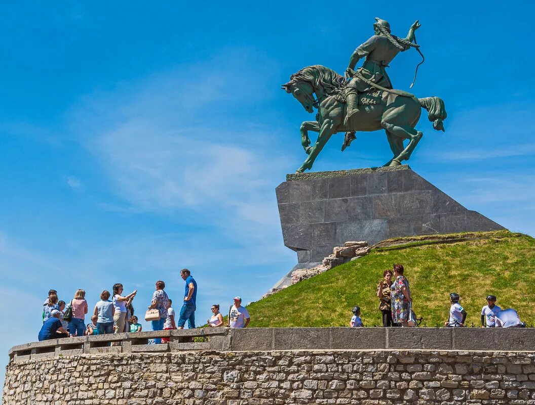 Салавата 6 уфа. Салават Юлаев памятник в Уфе. Памятник Салавату Юлаеву в Уфе. Салават Юлаев статуя. Салават Юлаев памятник Башкирии.