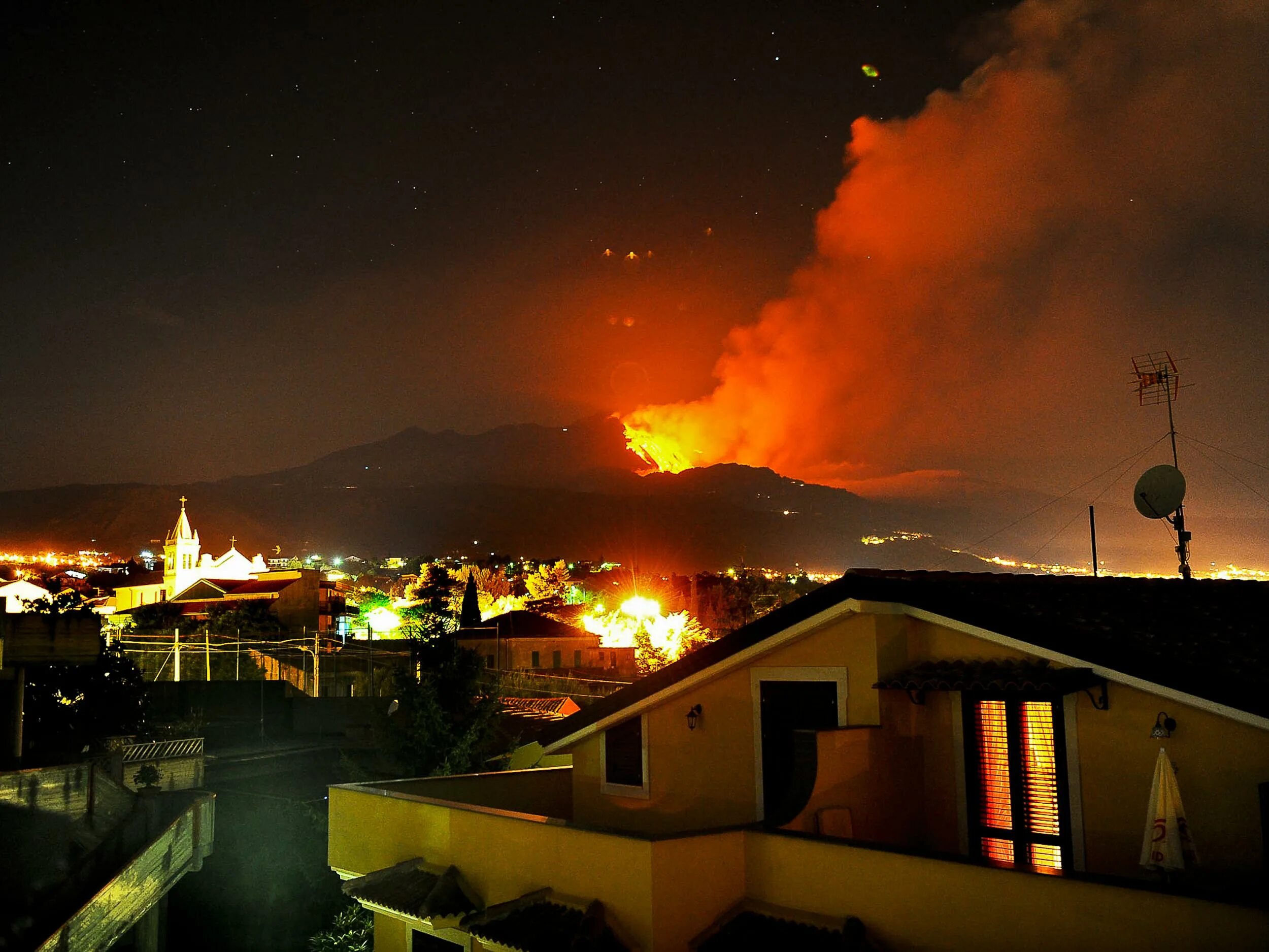 Извержение вулкана Этна. Вулкан Этна в Италии. Этна Сицилия. Вулкан Этна извержение 2011. Извержение вулкана уничтожило город