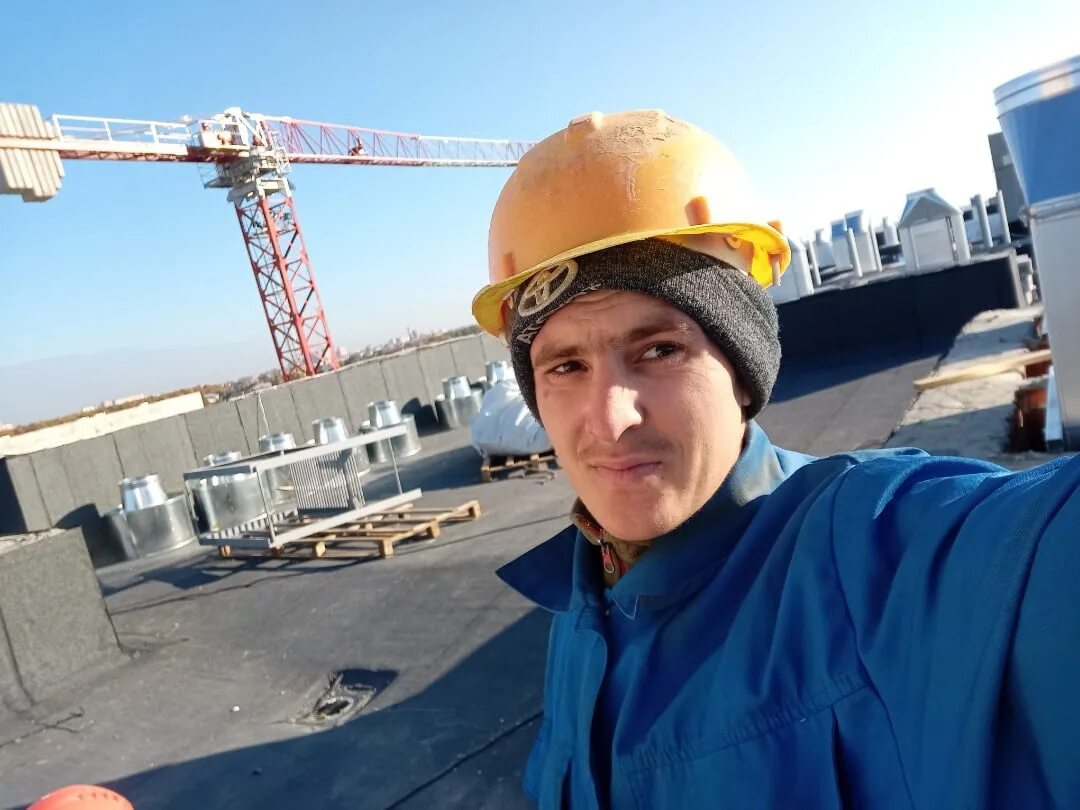 Бурдж халифа селфи. Самые экстремальные селфи в мире. Рабочие селфи. Шпиль мгу руферы. Самый крутой человек.