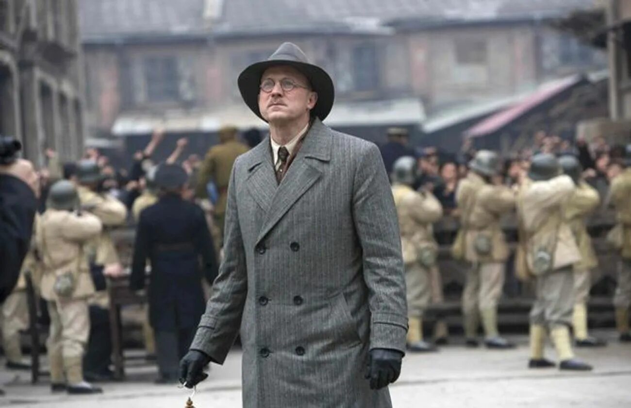 Пиар в фильмах. Йон рабе (2009). Йон рабе архивное фото. Йон рабе. Йон бушеми.