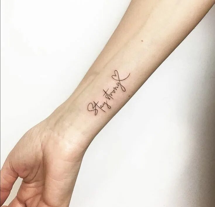 Тату будь сильной. Тату будь сильной. Тату эскизы надписи. Татуировка stay strong на запястье. Татуировка стей стронг.
