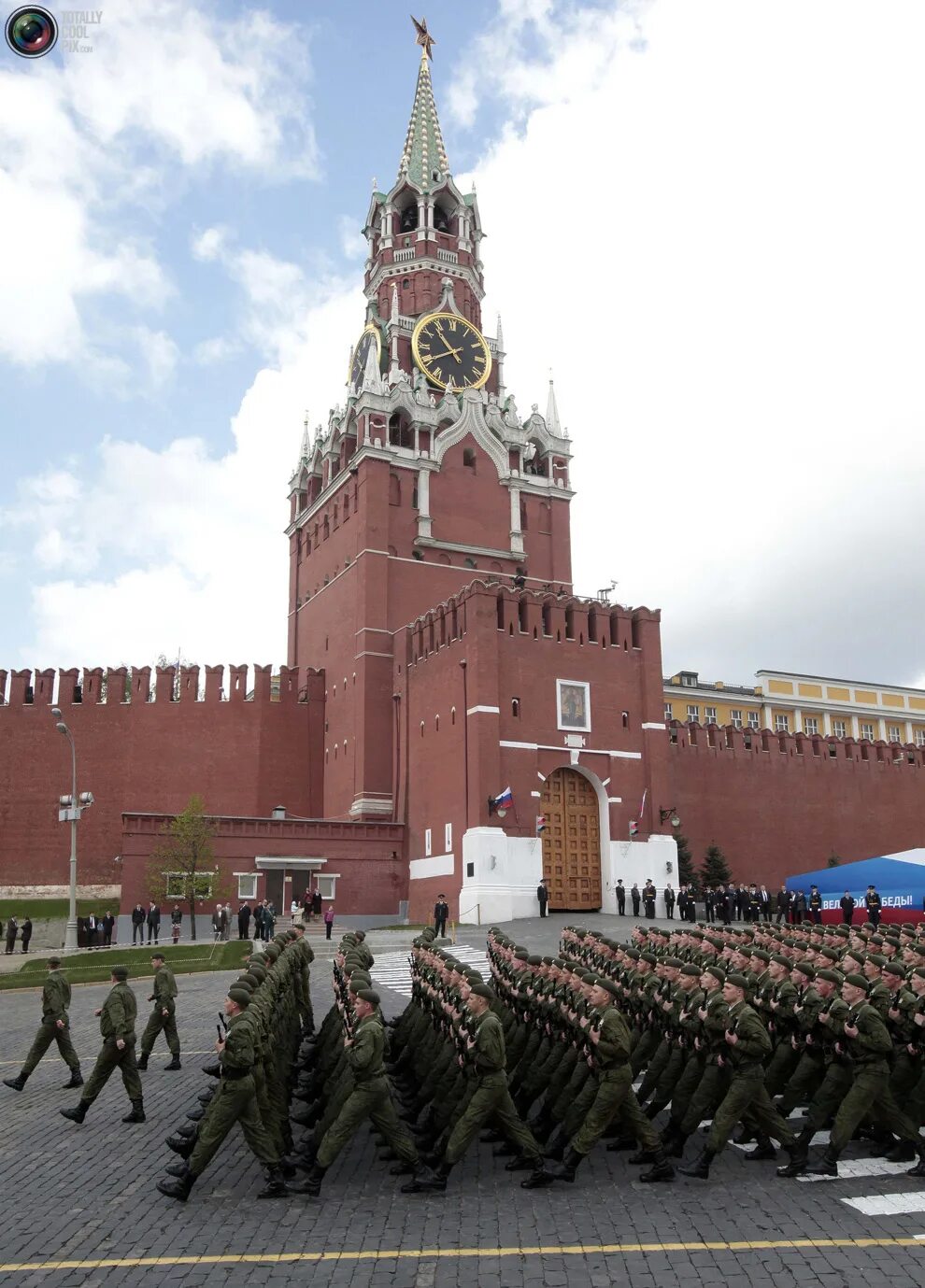 9 май кремль. Парад Победы на красной площади. Спасская башня салют. День Победы красная площадь Кремль. Парад на красной площади 9 мая.