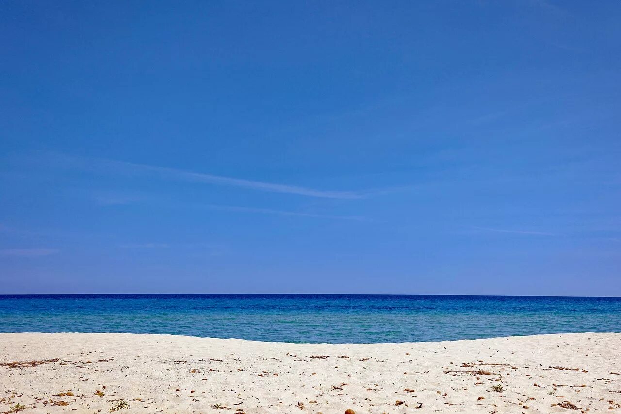 солнце пляж. чистое море и песчаный пляж. морской пляж. песчаный берег моря. чистое море и песчаный пляж.