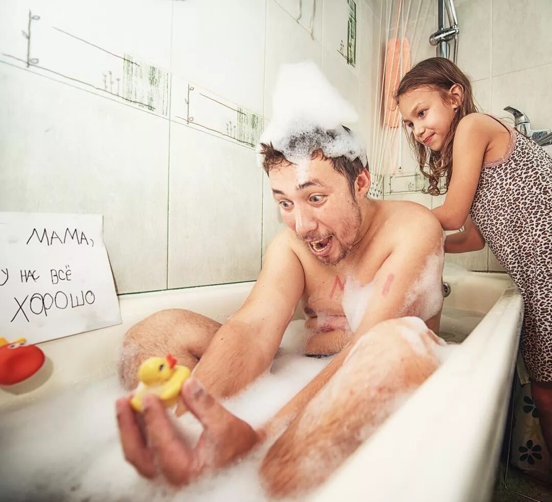 кейт миддлтон и принц уильям в ванне. совместное купание. папа и мама поимели дочь в ванной. домашние роды фотосессия. фотосъемка мама с дочкой в ванне.