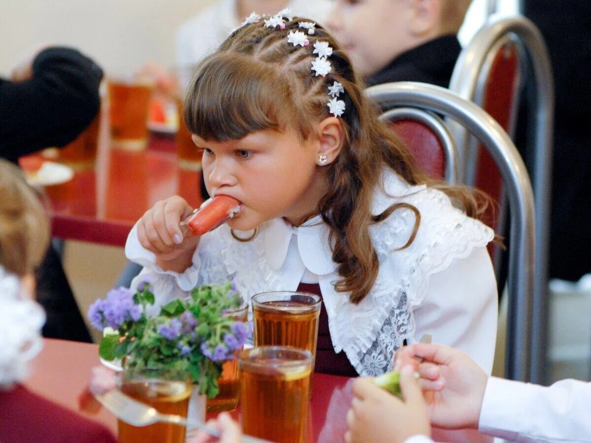 Школьник е б. Питание в школе. Дети в столовой. Школьники в столовой. Школьники едят в столовой.