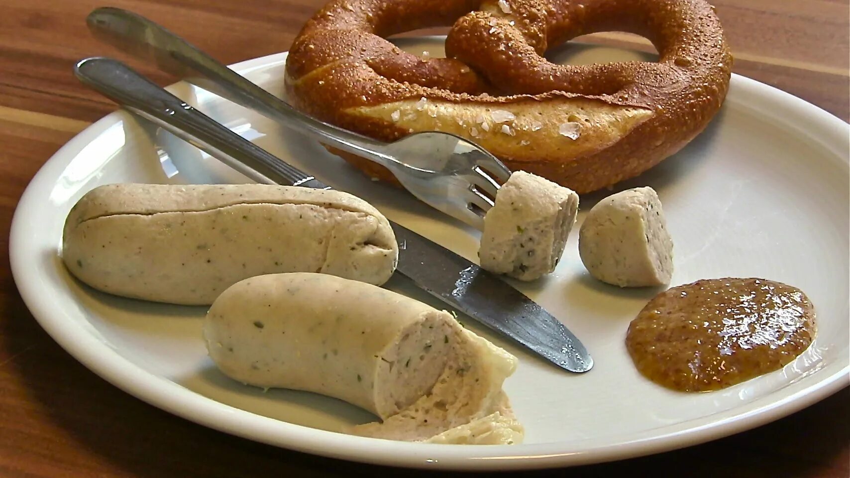 Белые колбаски. Вайсвурст колбаски. мюнхен вайсвурст. weisswurst белая баварская колбаса. белые колбаски вайсвурст.
