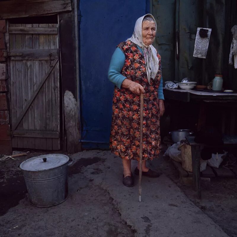 Бабушка село. Бабушка в деревне. Деревенская бабушка. Старушка в деревне. Бабушка из деревни.