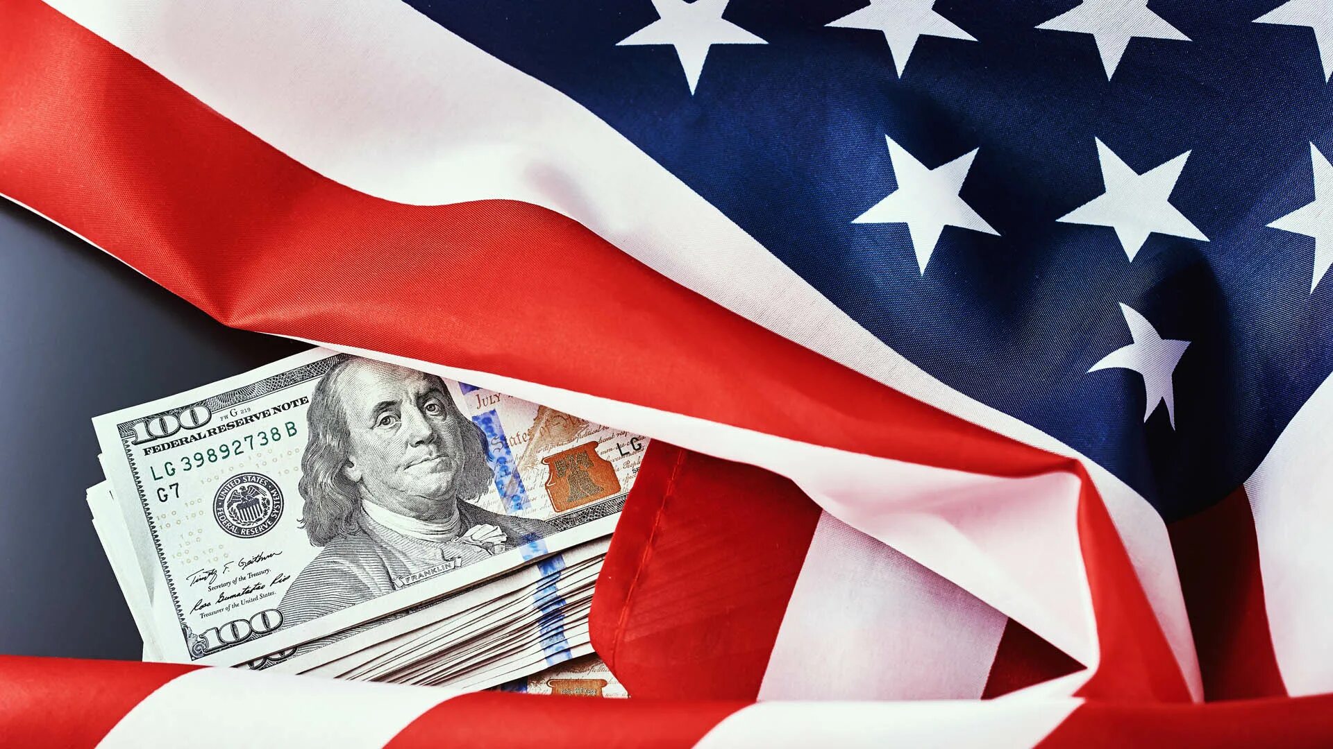 Доллар США И флаг. Долар и американский флаг. Доллар США на фоне флага. Флаг США И деньги.