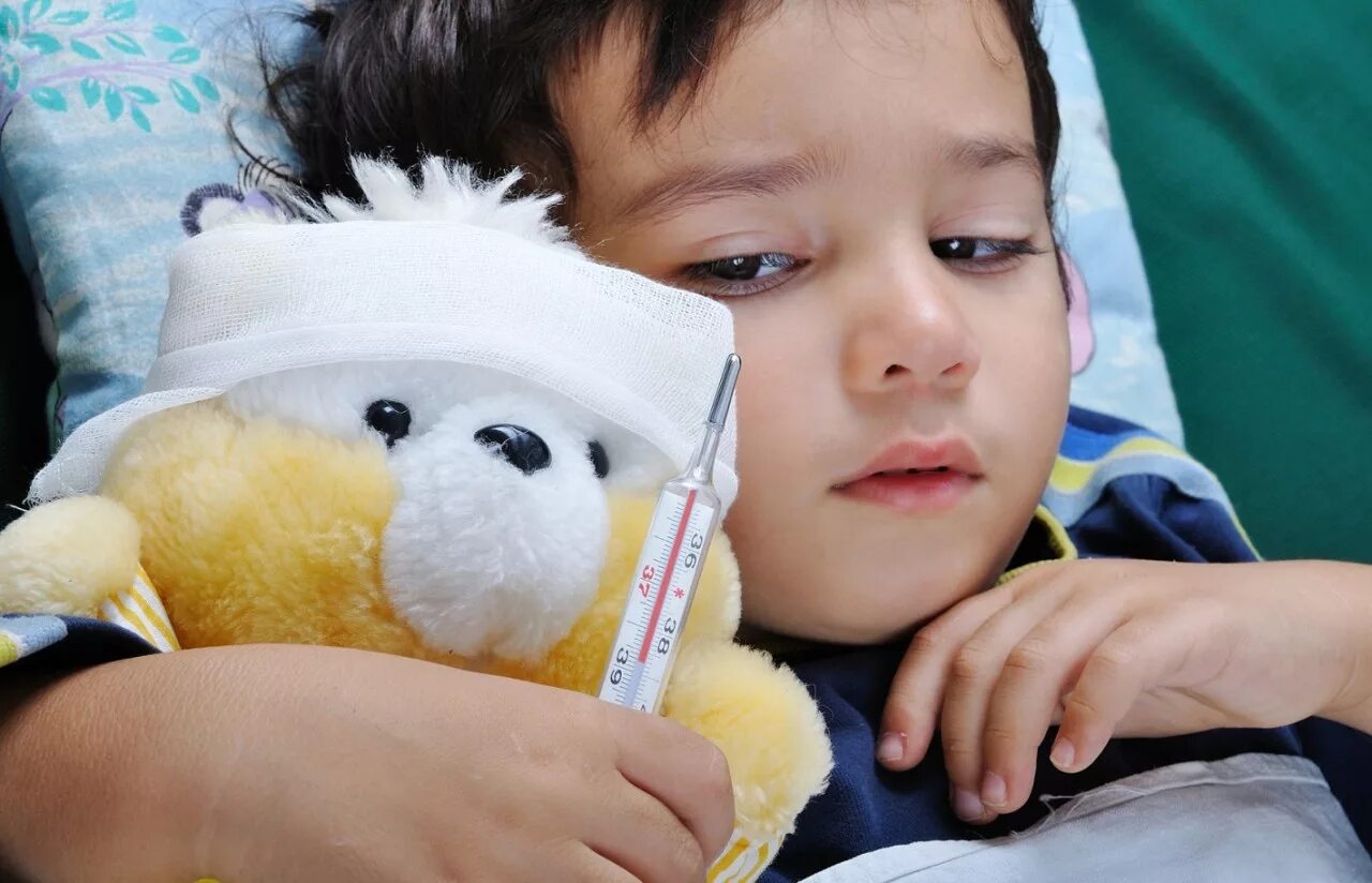 Ребенок заболел часто болеет. Ребенок болеет. ОРВИ У детей. Часто болеющие дети.
