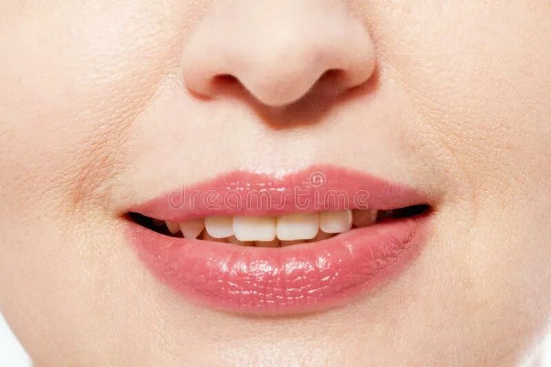 Аккуратные губы. Губы в сторону эмоция. Фейсбилдинг от носогубных складок. Гладкие губы. Улыбка уголками губ.