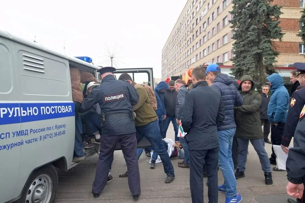 Полиция Курск. Полиция Курского автовокзала. Полиция в Курске картинки. Полиция Курск с детьми.