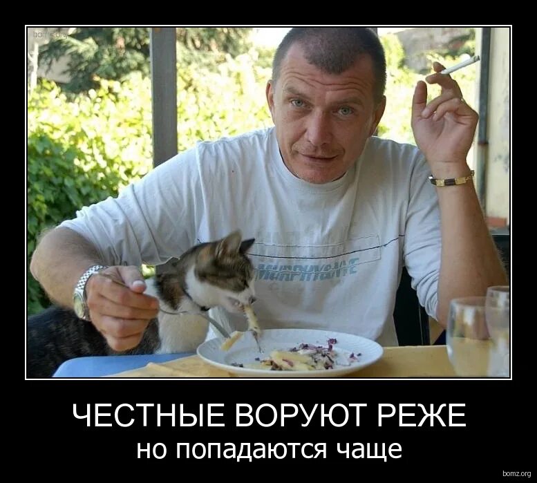 парень в кафе. справляющий нужду в океан. смешные демотиваторы про людей. и все чаще попадаются. пара в кафе за столиком.