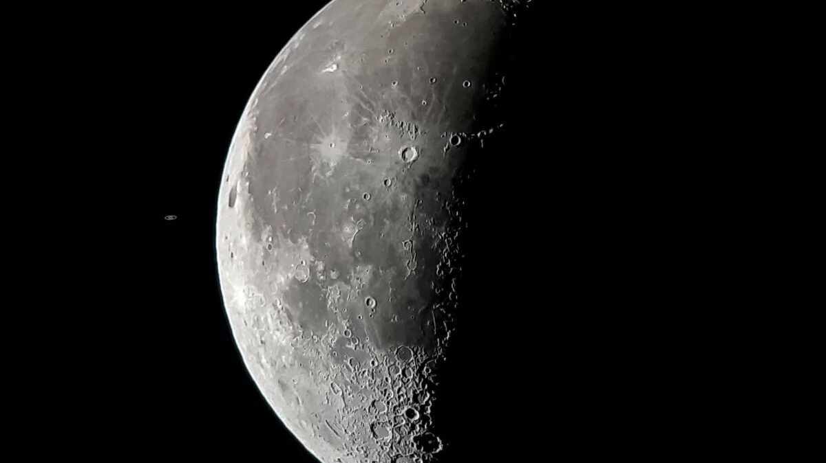 Луна в доме сатурна. Луны Сатурна. Самсунг Луна. Луна 8к. Луна Планета астрономия.