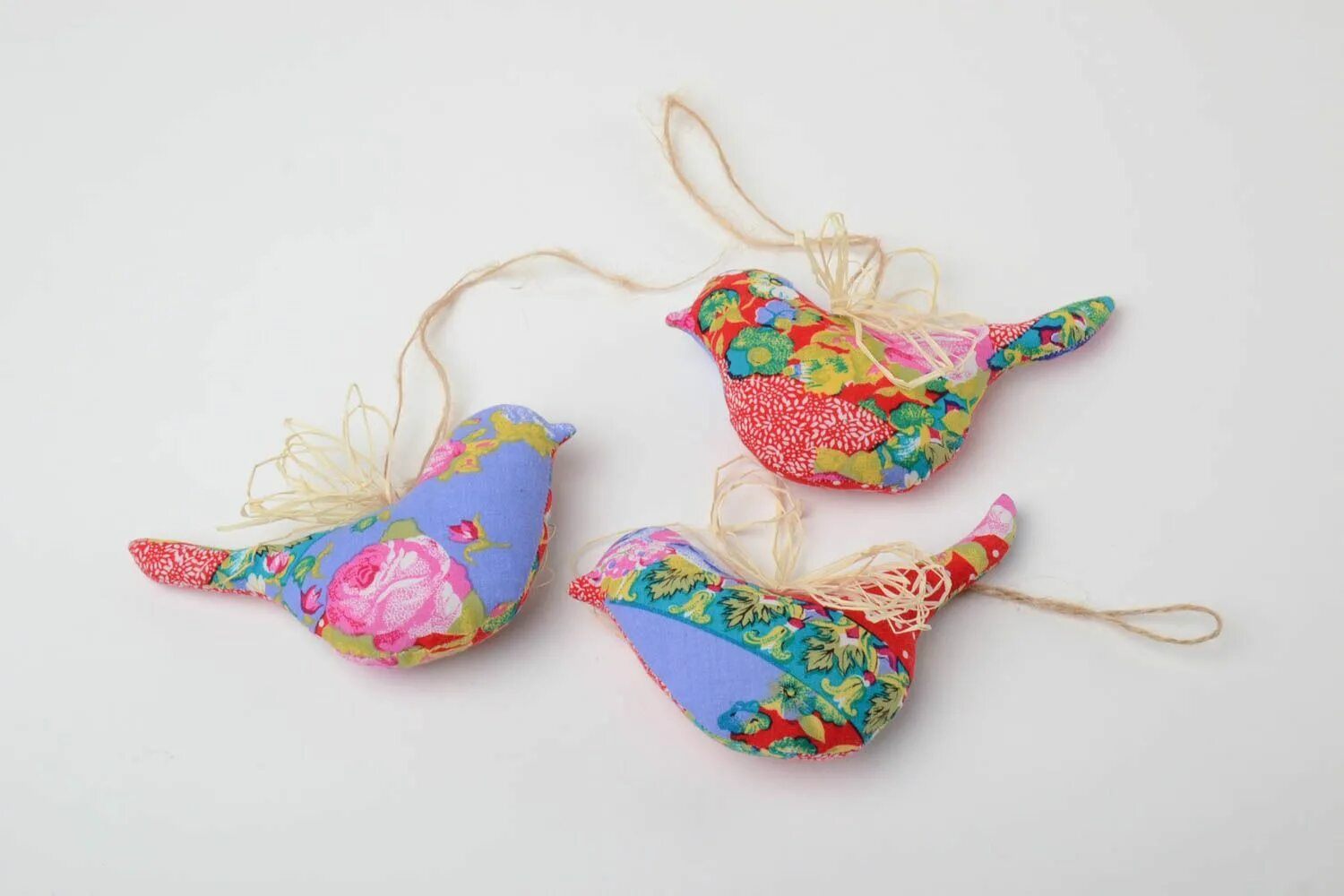 Птицы из ткани. Мк птичка из ткани. Птицы из ткани своими руками. Весенняя птичка из ткани. Птички из ткани для детей мастер класс.