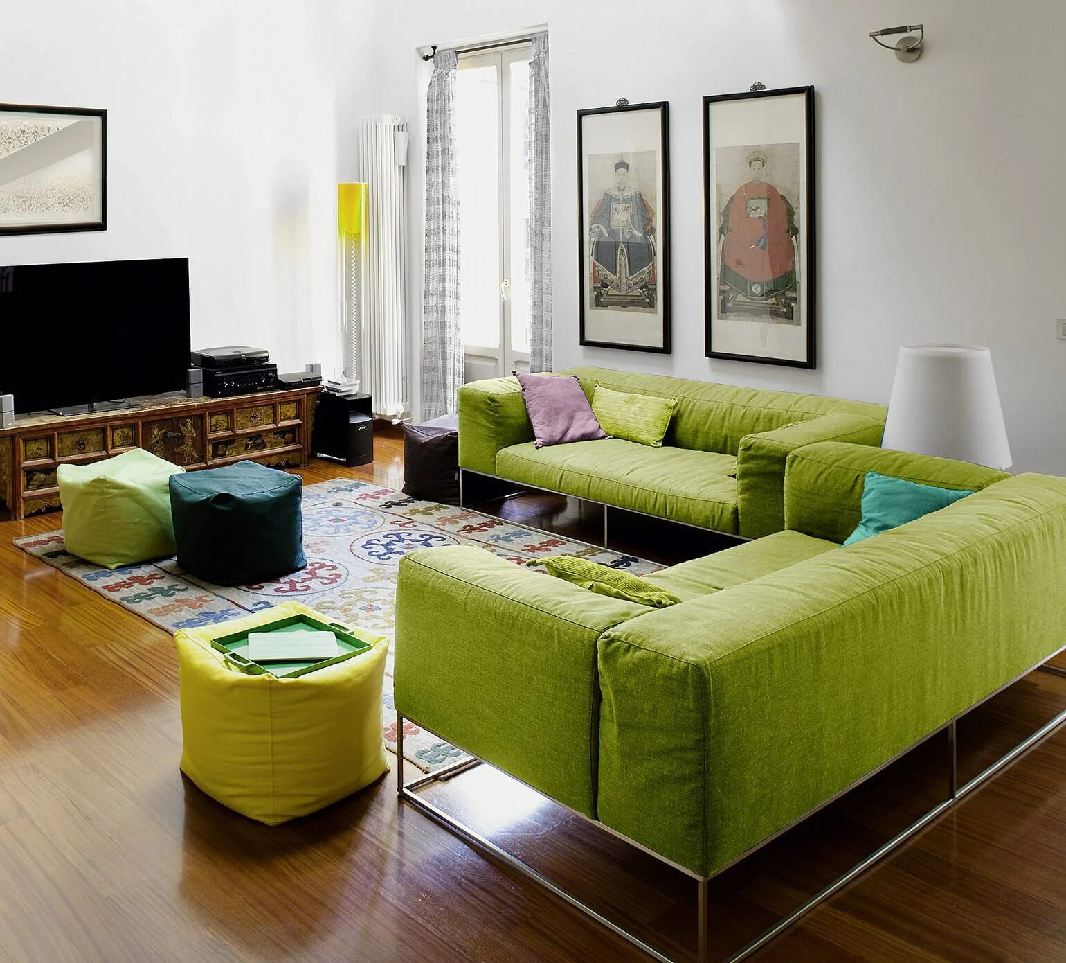 Цвет диванов в интерьере гостиной. Зеленый цвет в интерьере. Гостиная в зеленом цвете. Салатовый диван в интерьере. Салатный цвет в интерьере.