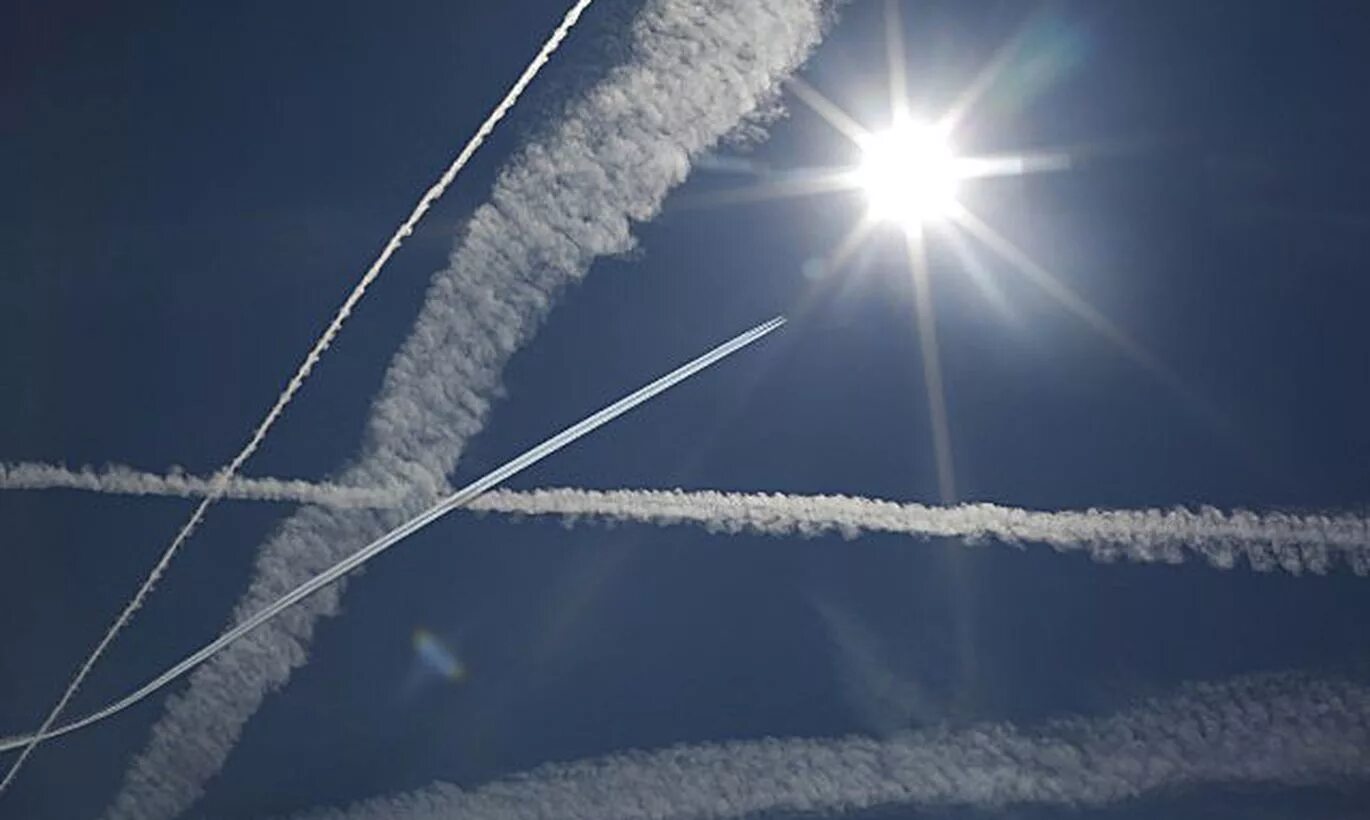 инверсионный след airbus a340. инверсионный след от самолета. инверсионный след су 27. инверсионный след. инверсионный след от самолета.